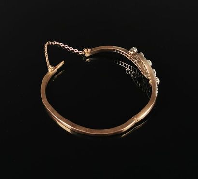 null Bracelet jonc en or rose orné de diamants, dont cinq principaux.
Avec sa chaîne...