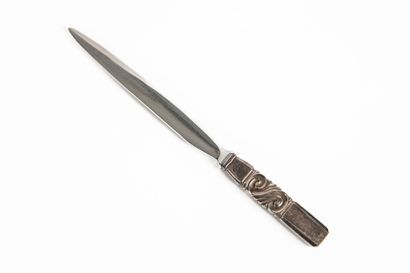 null Georg JENSEN.
Letter opener in silver.
With its box.
40 grams.
L_18,5 cm

This...
