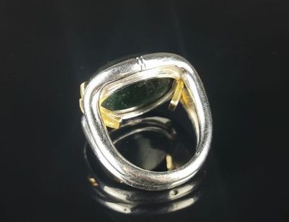 null Bague moderniste en or deux tons, ornée d'un cabochon de verre vert.
Tour de...