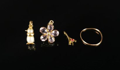 null Ensemble en or comprenant trois pendentifs ornés de perles ou de pierres et...
