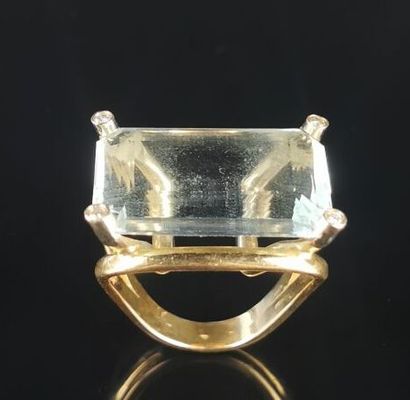 null Importante bague en or jaune ornée d'une aigue-marine taille émeraude en serti...