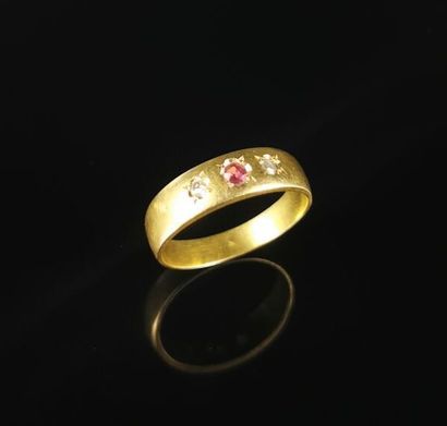 null Bague en or jaune ornée d'un petit rubis épaulé de deux petits diamants, sertis...