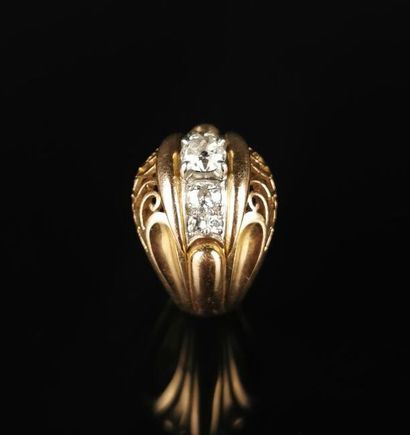 null Bague ajourée en or à motif végétal ornée d'un diamant principal taille ronde...