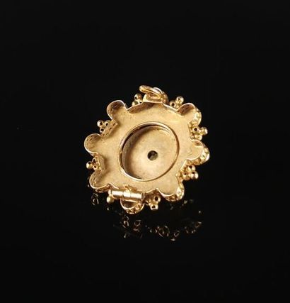 null Broche en or rose formant une fleur ornée de neuf demi-perles en serti griffes.
L_...