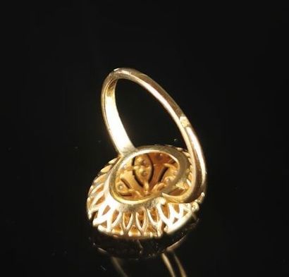 null Bague en or jaune ornée de diamants au plateau formant une fleur.
Tour de doigt...