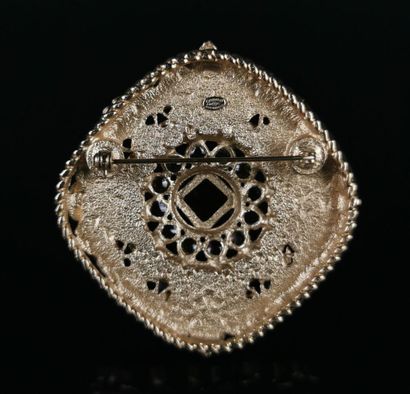 null CHANEL 2011.
Broche siglée en métal doré et cabochons en résine imitation d'ambre...