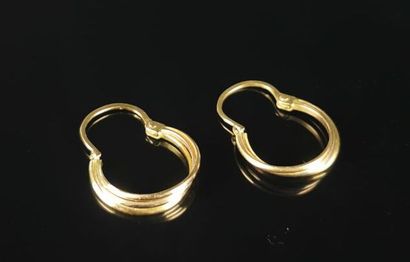null Paire de créoles en or jaune à trois anneaux.
D_1,3 cm.
1,48 grammes, 18K, ...