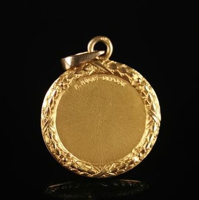 null AUGIS.
Médaille en or jaune, ornée d'un diamant et de rubis calibrés, avec l'inscription...