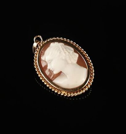 null Pendentif en or jaune retenant un camée coquille au profil de femme à l'antique.
L_...