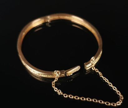null Bracelet rigide en or à décor filigrané.
Avec sa chaîne de sécurité.
D_ 5.5...