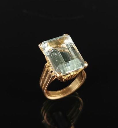 null Importante bague en or jaune à monture moderniste, et ornée d'une aigue-marine...