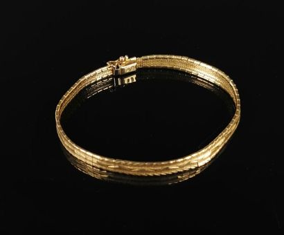 null Bracelet semi-rigide articulé en or jaune à décor de stries.
Fermoir cliquet...