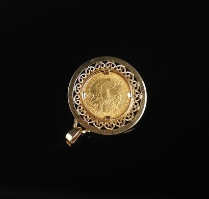 null Pendentif en or jaune à décor filigrané orné d'une pièce de 10 francs or au...
