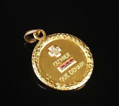 null AUGIS.
Médaille en or jaune, ornée d'un diamant et de rubis calibrés, avec l'inscription...