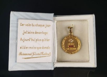 null AUGIS.
Médaille en or jaune, ornée d'un diamant et de rubis calibrés, avec l'inscription...