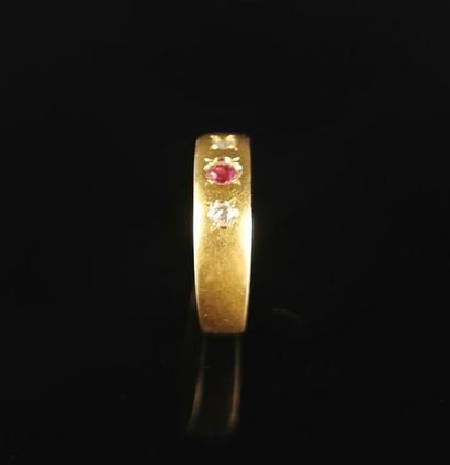 null Bague en or jaune ornée d'un petit rubis épaulé de deux petits diamants, sertis...