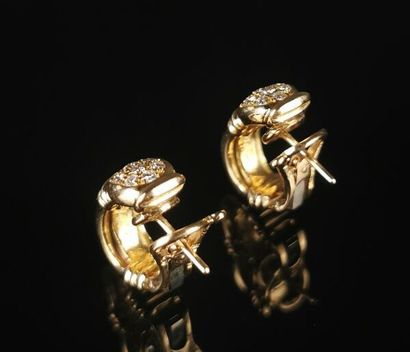 null Paire de boucles d'oreilles en or et acier chacune ornée de treize diamants.
L_...