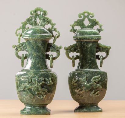 CHINE.
Paire de vases couverts en pierre...
