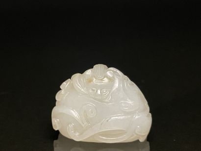 null CHINE.
Pendentif en jade sculpté en bas relief d'un chilong.
2 x 3 x 1,5 cm