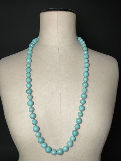 null Collier de perles en pierre de couleur turquoise. 
L. :42 cm