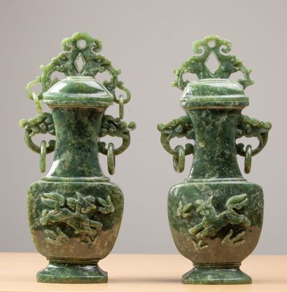 null CHINE.
Paire de vases couverts en pierre dure de couleur épinard.
H_32 cm L_15...