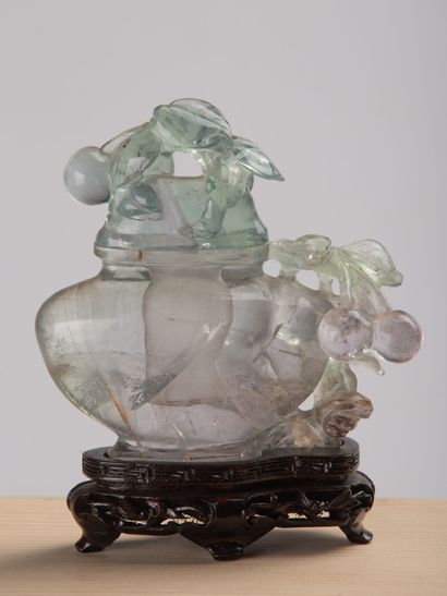 null CHINE, XXème siècle.
Vase couvert en quartz légèrement teinté vert et sculpté.
H_11...