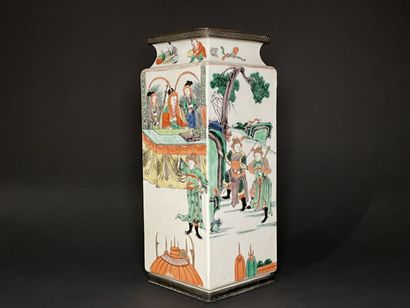 CHINE, XVIIIème.
Vase quadrangulaire en porcelaine...