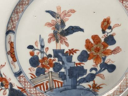 null CHINE, XVIIIème.
Assiette en porcelaine à décor de panier fleur en camaïeu rouge...