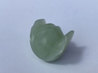 null Fleur en jade céladon sculpté. 
3 x 3,5 x 3,5 cm. 
Egrenure
