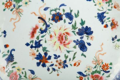 null CHINE, XVIIIème siècle.
Plat en porcelaine à décor floral polychrome.
Portant...
