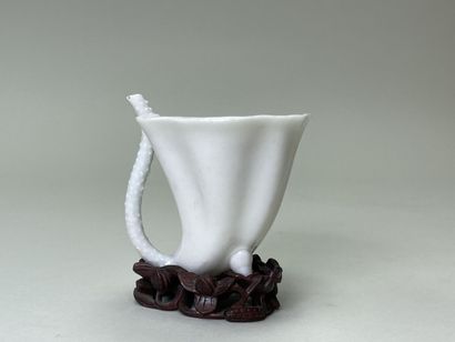 null CHINE, époque Kangxi (1662-1722).
Coupe libatoire en porcelaine de Chine figurant...