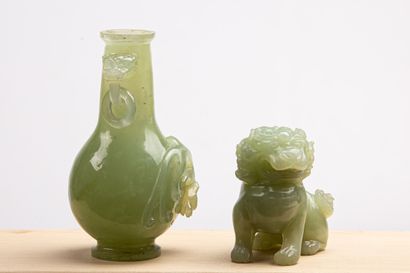 null CHINE, XXème siècle.
Vase balustre et chien de Fô en jade sculpté.
H_14,5 cm...