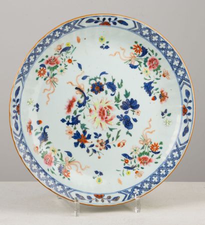 null CHINE, XVIIIème siècle.
Plat en porcelaine à décor floral polychrome.
Portant...