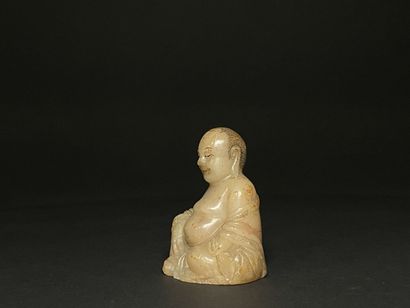 null CHINE.
Bouddha en prière, en stéatite sculptée.
H. :6 cm. 
Egrenures à la base...