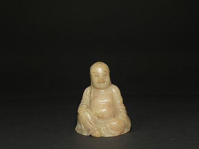 null CHINE.
Bouddha en prière, en stéatite sculptée.
H. :6 cm. 
Egrenures à la base...