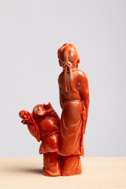 null CHINE, XXème siècle.
Petit groupe en corail sculpté à décor d'un sage et enfant.
H_12...