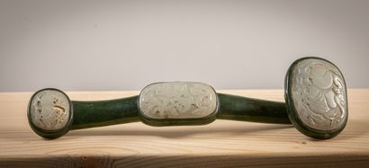 null CHINE, XIXème siècle.
Ruyi en jade épinard et blanc céladon, à décor de pêches...