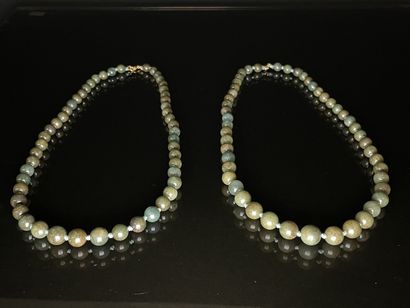 Deux colliers de perles en jade vert
L. :27...