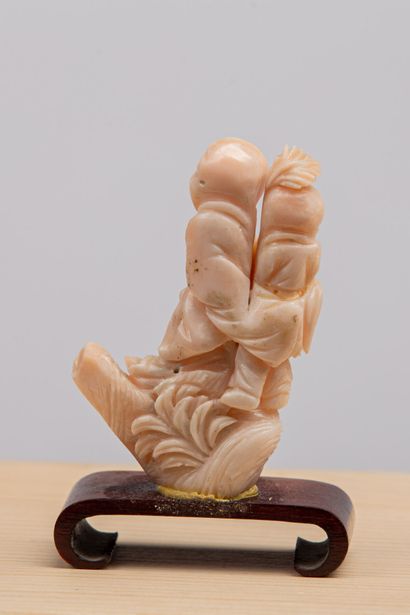 null CHINE, XIXème siècle.
Sujet en corail peau d'ange sculpté, figurant un garçon...