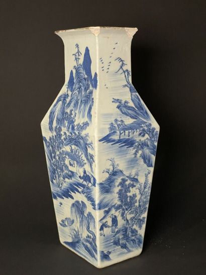 null CHINE, XIXème.
Vase balustre de section quadrangulaire, en porcelaine à décor...