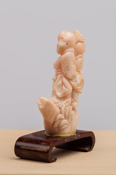 null CHINE, XIXème siècle.
Sujet en corail peau d'ange sculpté, figurant un garçon...