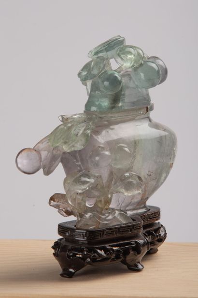 null CHINE, XXème siècle.
Vase couvert en quartz légèrement teinté vert et sculpté.
H_11...