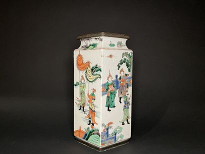 null CHINE, XVIIIème.
Vase quadrangulaire en porcelaine à décor de scène de procession,...
