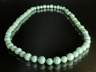 null Collier de perles en pierre de couleur turquoise. 
L. :42 cm