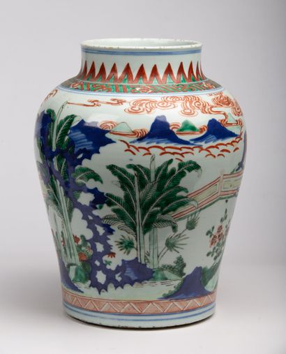 null CHINE, période Transition.
Vase balustre en porcelaine décor de la famille verte...