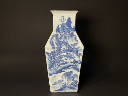 null CHINE, XIXème.
Vase balustre de section quadrangulaire, en porcelaine à décor...