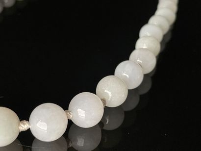 null CHINE.
Deux colliers de perles en pierre dure blanc mauve.
L. :29 cm