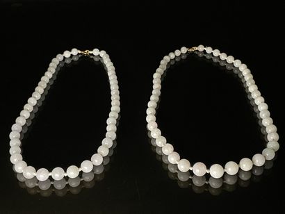 CHINE.
Deux colliers de perles en pierre...