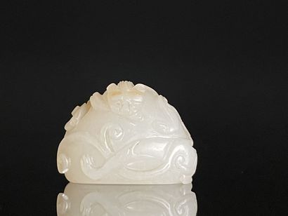 null CHINE.
Pendentif en jade sculpté en bas relief d'un chilong.
2 x 3 x 1,5 cm