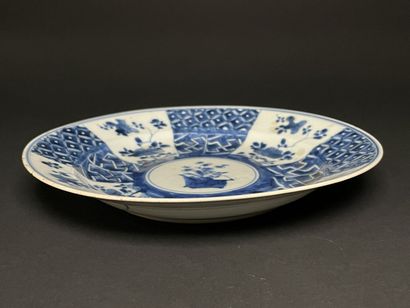 null CHINE, XVIIIème.
Assiette en porcelaine à décor rayonnant bleu.
D. :21 cm. 
Fêle...